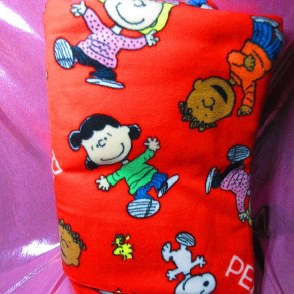 Peanuts Charlie Brown And Friends 88" x 58" Fleece Blanket - Picture 1 of 3
